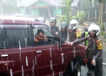 Pantau Arus Balik, Kapolres Purbalingga Bantu Dorong Mobil Mogok Saat Hujan Deras