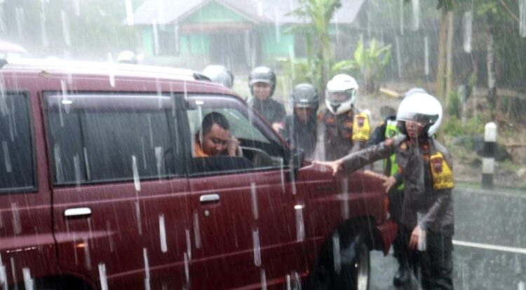 Pantau Arus Balik, Kapolres Purbalingga Bantu Dorong Mobil Mogok Saat Hujan Deras
