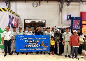 Jasa Raharja Jawa Timur Laksanakan Penyambutan Mudik Gratis Bersama BUMN di Stasiun Pasar Turi Surabaya