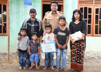 Bupati Samosir Bantu Siswa Sekolah SD Penderita Kanker Mata