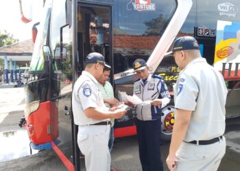 Giat Ramp Check Kendaraan Angkutan Umum  di Terminal Ronggosukowati Kabupaten Pamekasan