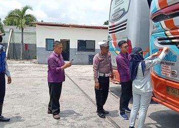 Fokus Pada Keselamatan Transportasi Armada Bus Lebaran 2024, Jasa Raharja Pasang Sticker Reflektor