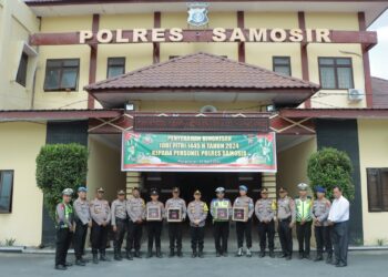 AKBP Yogie Hardiman, S.H., S.I.K., M.H memberikan Bingkisan Lebaran kepada Personil Polres Samosir