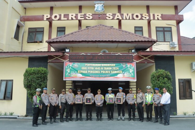 AKBP Yogie Hardiman, S.H., S.I.K., M.H memberikan Bingkisan Lebaran kepada Personil Polres Samosir