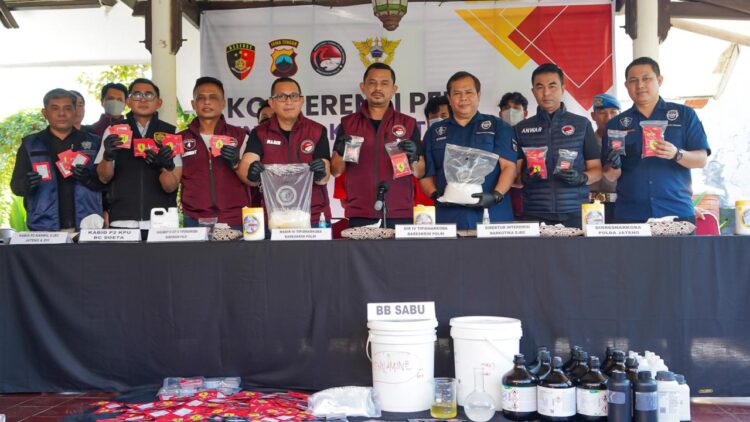 Tim Gabungan Polisi dan Bea Cukai Gerebek Home Industry Narkoba di Semarang, Dua Koki Sabu Diamankan