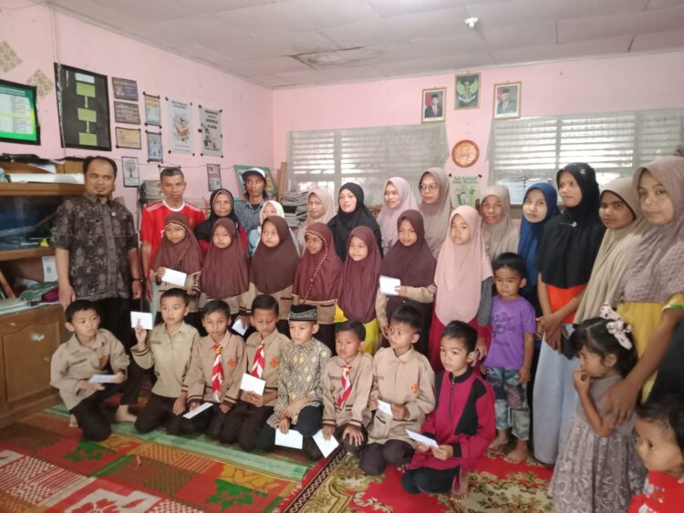 Baznas Kabupaten Solok Berikan Amil Zakat Kepada Siswa MIN 1 Solok Gantuang Ciri Sejumlah 16 Siswa