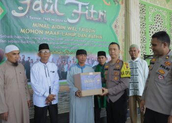 Kapolda Sumut Serahkan Bingkisan Lebaran kepada Pengurus Mesjid Al-Hasanah Pangururan: Bentuk Kepedulian Polri Terhadap Masyarakat