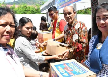 Wabup Samosir Martua Sitanggang Terima bantuan Dari Lion Club Medan Tridharma