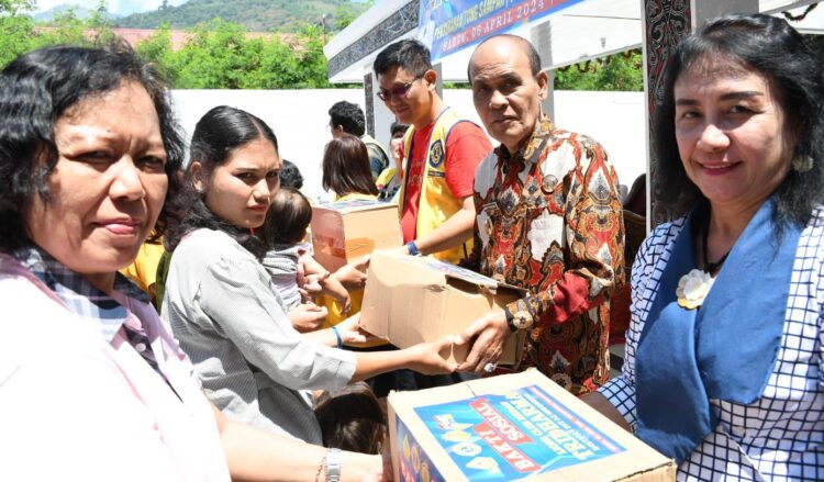 Wabup Samosir Martua Sitanggang Terima bantuan Dari Lion Club Medan Tridharma