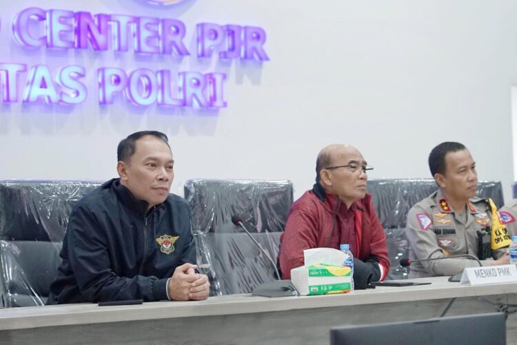 Menko PMK, Kakorlantas, dan Dirut Jasa Raharja Pantau Arus Mudik dari Command Center KM 29 Tol