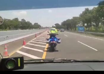 Resiko Mempertaruhkan Nyawanya, Anggota Sat Lantas Polres Indramayu Kawal Ambulance Lawan Arus Demi Selamatkan Nyawa Belasan Pemudik Kecelakaan di Cipali