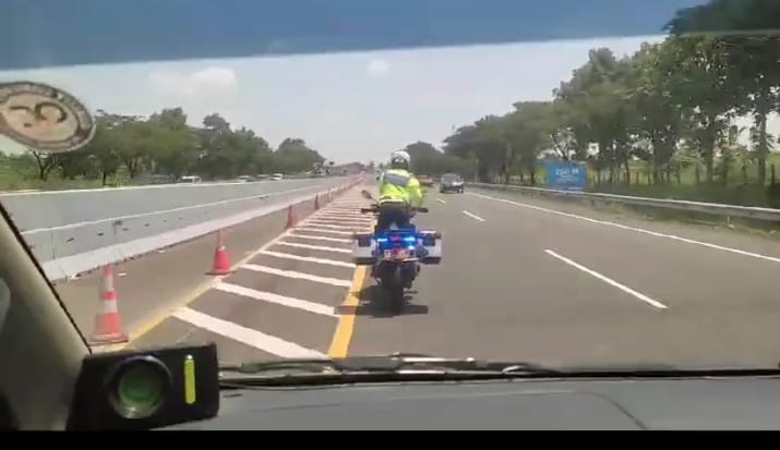 Resiko Mempertaruhkan Nyawanya, Anggota Sat Lantas Polres Indramayu Kawal Ambulance Lawan Arus Demi Selamatkan Nyawa Belasan Pemudik Kecelakaan di Cipali