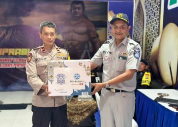 Apresiasi Kesiagaan Petugas Pos Pelayanan, Jasa Raharja Madiun Serahkan Bingkisan Aksi Simpatik