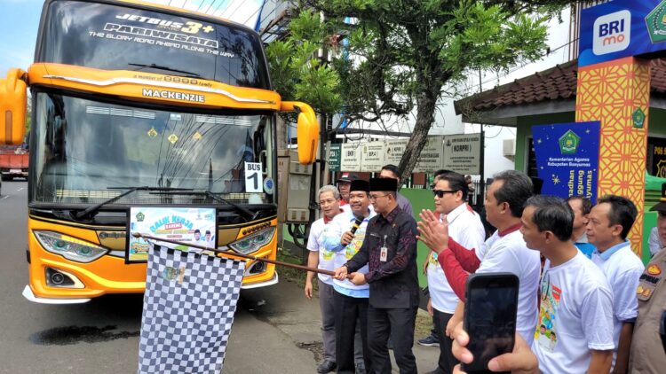 Pj Bupati Lepas Pemudik Asal Banyumas Balik Kerja ke Jakarta