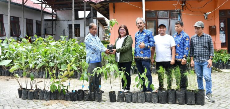 Pemkab Samosir Terima Bantuan Bibit Tanaman Untuk Penahan Longsor dari Dinas Lingkungan Hidup dan Kehutanan Provsu.