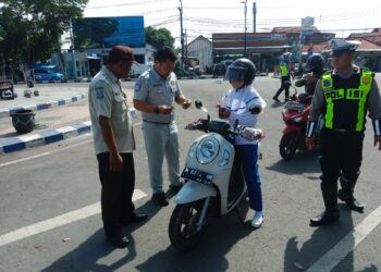 Samsat Sampang Gelar Operasi Gabungan Guna Memberikan Edukasi Kepada Masyarakat untuk Tertib dan Taat Pajak