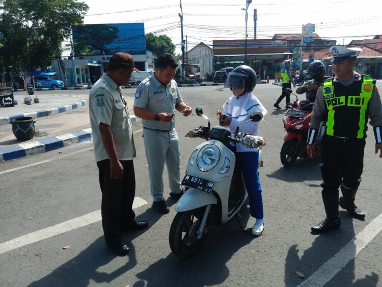 Samsat Sampang Gelar Operasi Gabungan Guna Memberikan Edukasi Kepada Masyarakat untuk Tertib dan Taat Pajak