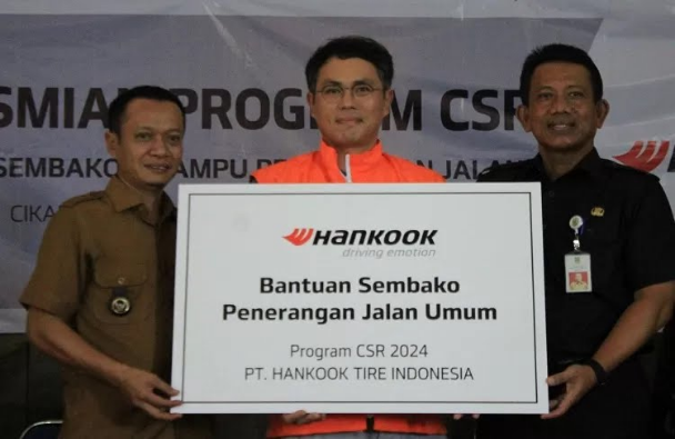 Kadis Sosial Kabupaten Bekasi Terima Bantuan Dari CSR PT.Hankook Tire Indonesia, Berupa PJU dan 1125 Paket Sembako Lebaran