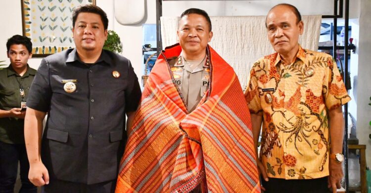 Kunker ke  Samosir, Bupati Samosir dan Wabub Sambut Kehadiran Kapoldasu