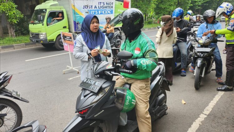 Kegiatan Operasi Gabungan Samsat Surabaya Barat Guna Meningkatkan Kesadaran Masyarakat Akan Tertib Administrasi Kendaraan Bermotor