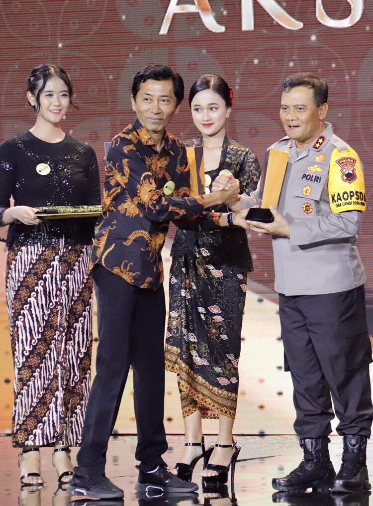 Kapolda Jateng Terima Penghargaan Detik Jateng-Jogja Award 2024