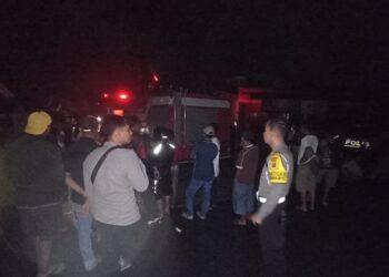 Polres Samosir Cek TKP dan Bantu Padamkan Kebakaran Bengkel Mobil: Kerugian Ditaksir Rp. 200 Juta