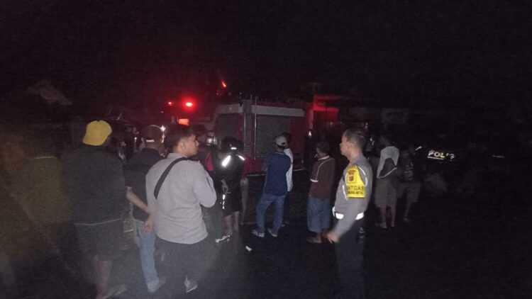 Polres Samosir Cek TKP dan Bantu Padamkan Kebakaran Bengkel Mobil: Kerugian Ditaksir Rp. 200 Juta