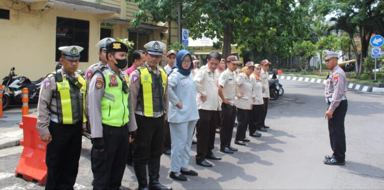 Operasi Gabungan Samsat Surabaya Tindak Lanjut Rapat Tim Pembina Samsat Kota Surabaya Guna Memberikan Edukasi dan Teguran Kepada Masyarakat Untuk Tertib dan Taat Pajak