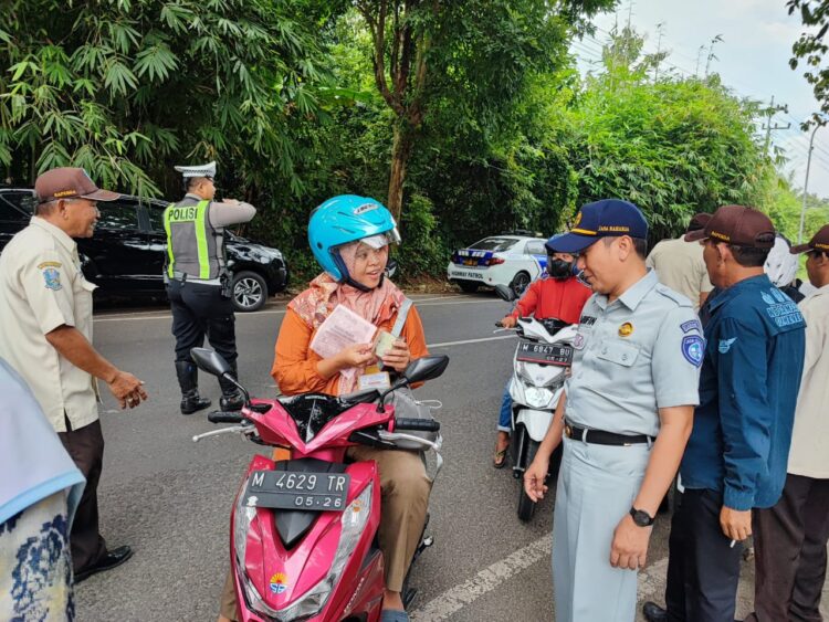 Samsat Sumenep Gelar Operasi Gabungan Guna Memberikan Edukasi Kepada Masyarakat Untuk Tertib dan Taat Pajak