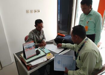 Sosialisasikan Tertib Administrasi Ranmor, Tim Samsat Widodaren Door to Door ke Desa Sampaikan Tunggakan Pajak