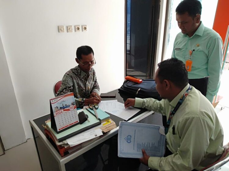 Sosialisasikan Tertib Administrasi Ranmor, Tim Samsat Widodaren Door to Door ke Desa Sampaikan Tunggakan Pajak