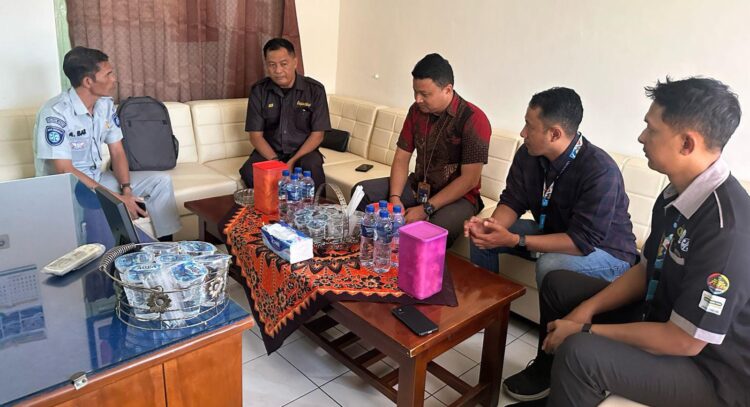 Jasa Raharja Perwakilan Jember dan Jasa Raharja Putera Adakan Rekonsiliasi Data Manifest Iuran Wajib Kapal Laut (IWKL) di GAPASDAP Banyuwangi