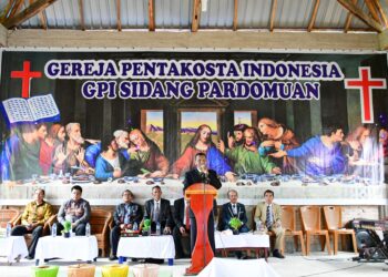 Bersama Jemaat GPI,  Bupati Samosir Ikuti Ibadah Hari Pentakosta