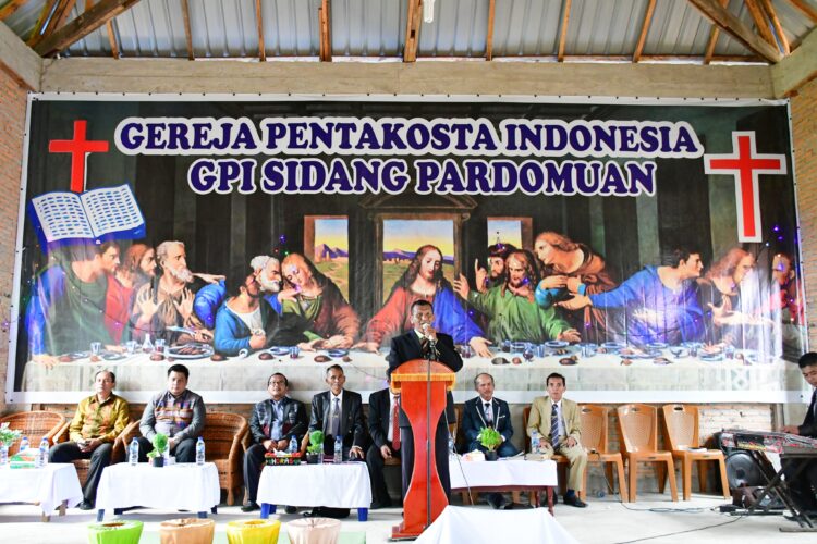 Bersama Jemaat GPI, Bupati Samosir Ikuti Ibadah Hari Pentakosta