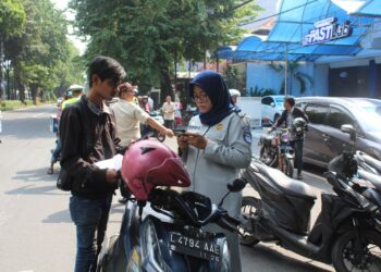 Operasi Gabungan Samsat Surabaya Utara Tindak Lanjut Rapat Tim Pembina Samsat Kota Surabaya Guna Memberikan Edukasi Dan Teguran Kepada Masyarakat Untuk Tertib Dan Taat Pajak