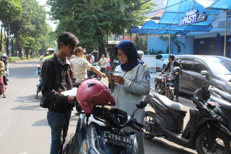 Operasi Gabungan Samsat Surabaya Utara Tindak Lanjut Rapat Tim Pembina Samsat Kota Surabaya Guna Memberikan Edukasi Dan Teguran Kepada Masyarakat Untuk Tertib Dan Taat Pajak
