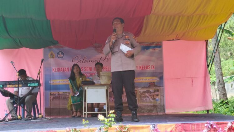 AIPTU  H. Swandi Sinaga Hadiri Kegiatan Pelepasan Siswa Kelas IX SMP Negeri 2 Kec. Sitiotio Kab.Samosir