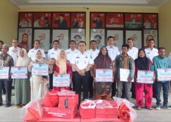 Pj.Bupati Paluta Didampingi Plh. Sekretaris Daerah Serta Beberapa Kepala OPD Berikan Bansos Kepada Korban Kebakaran