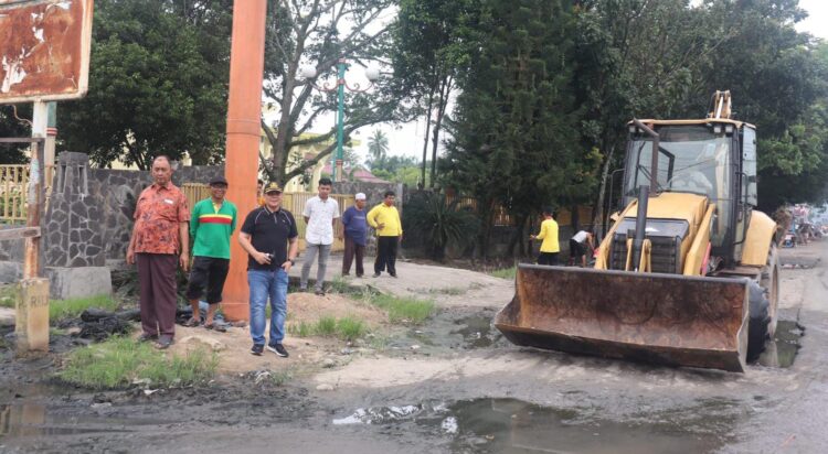Plh. Sekretaris Daerah Kabupaten Padang Lawas Utara Lakukan Kebersihan Bersama di Sekitar Masjid Raya Gunungtua