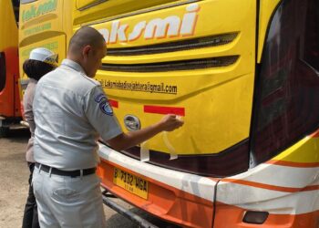 Upayakan Peningkatan Keselamatan Transportasi Armada Bus , Jasa Raharja Pasang Sticker Reflektor