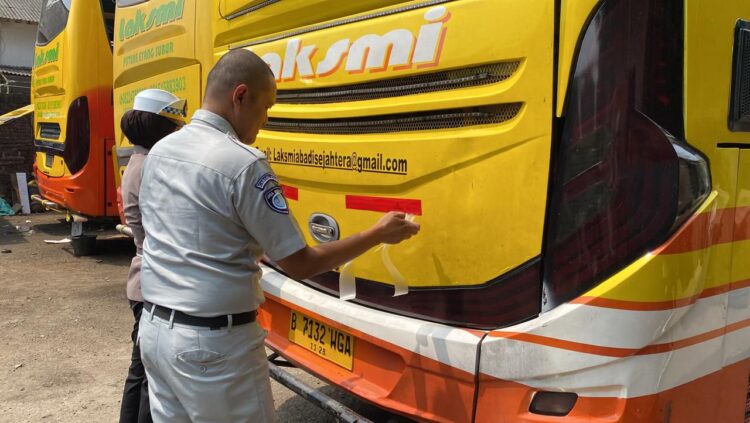 Upayakan Peningkatan Keselamatan Transportasi Armada Bus , Jasa Raharja Pasang Sticker Reflektor