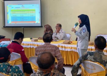 Edukasikan Manfaat PKB dan SWDKLLJ serta Signal sebagai Alternatif Pembayaran, Tim Samsat Madiun Kunjungi Desa Bolo