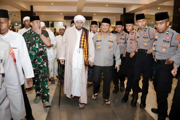 Polda Jateng gelar Doa Lintas Agama; Irjen Pol Ahmad Luthfi dan Habib Syech bin Abdul Qodir Assegaf Lantunkan Sholawat, Doa untuk Keamanan dan Kedamaian Negeri