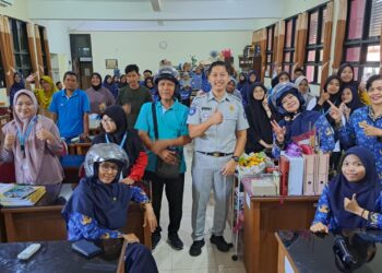 Keuangan Perwakilan Surabaya Norma Fetri melaksanakan kegiatan Pengajar Peduli Kesemalatan Lalulintas (PPKL) di SMA N 10 Surabaya.