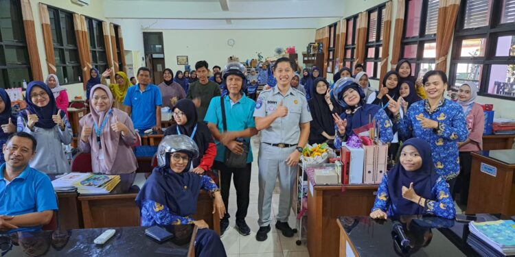 Keuangan Perwakilan Surabaya Norma Fetri melaksanakan kegiatan Pengajar Peduli Kesemalatan Lalulintas (PPKL) di SMA N 10 Surabaya.