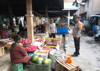 Menyambangi Desa Binaan, Bhabinkamtibmas Polres Samosir Ajak Warga Untuk Sama -sama Jaga Kamtibmas