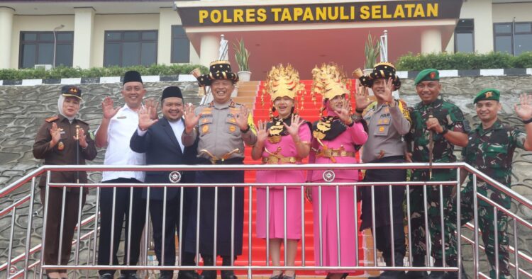 Pj.Bupati Padang Lawas Utara Patuan Diwakili Plh.Sekretaris Daerah Menyambut Kedatangan Kapolda Sumut