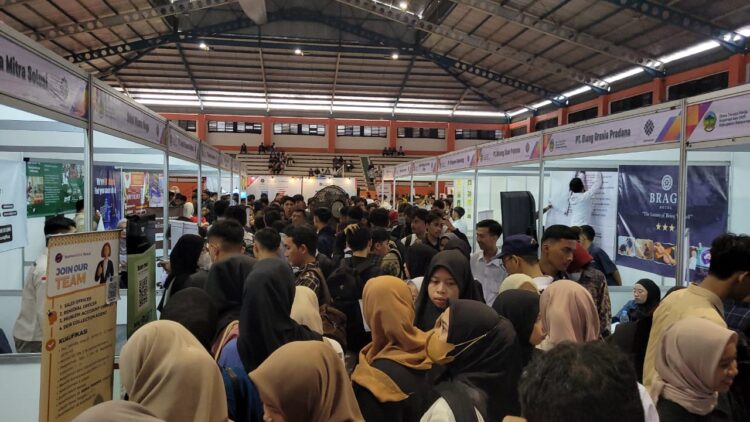 Ribuan Pencari Kerja Berburu Lowongan di Job Fair Gor Satria Purwokerto