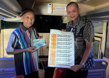 Tingkatkan Socio Enginering dalam Keselamatan Transportasi, Jasa Raharja Pasang Sticker Himbauan Keselamatan