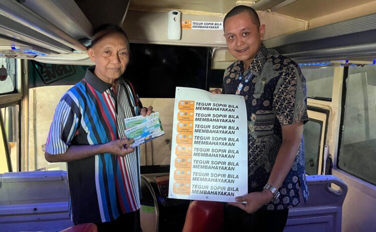 Tingkatkan Socio Enginering dalam Keselamatan Transportasi, Jasa Raharja Pasang Sticker Himbauan Keselamatan